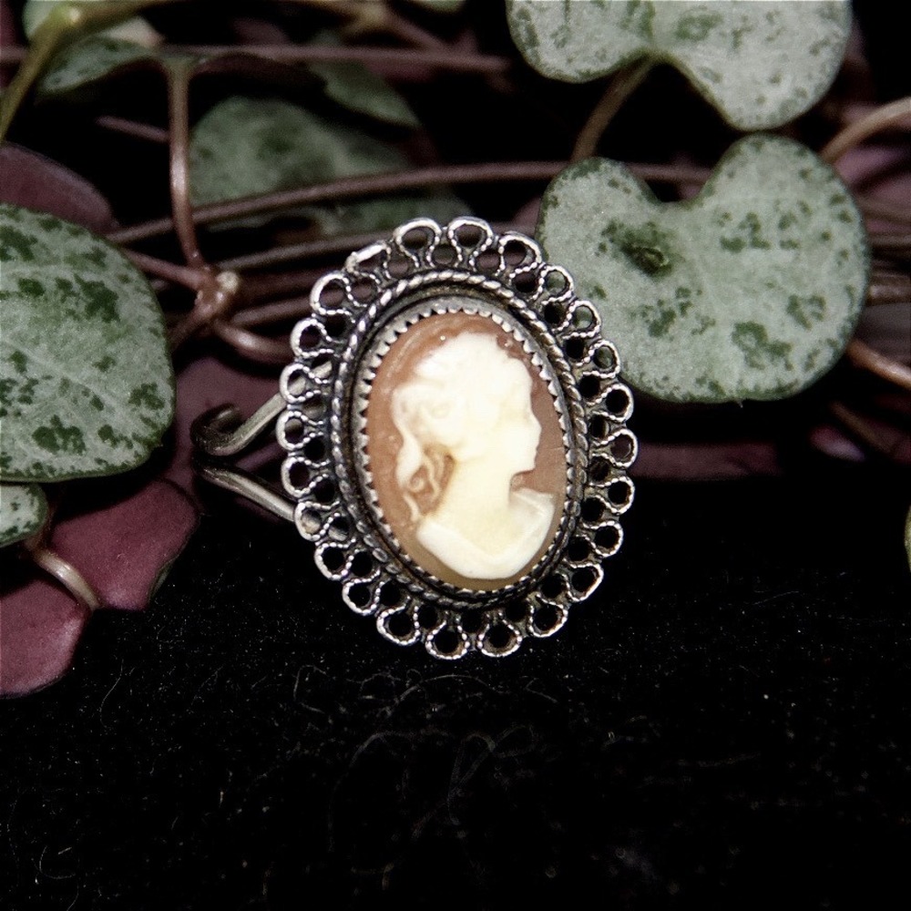 Vintage Sterling Silver Cameo Ring Adjustable Size 8 Carved Shell Ornate‎ Border